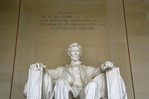 リンカーンの銅像写真