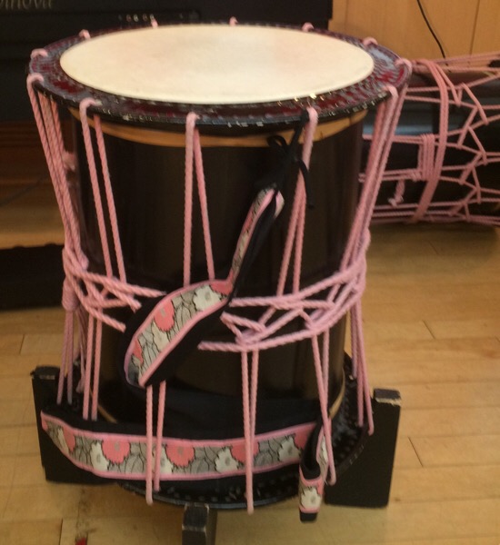 鈴木楽器製作所 担ぎ桶胴太鼓 （かつぎおけどうだいこ） 8寸　ストラップ、バチ付 かつぎ桶太鼓   送料無料   スズキ SUZUKI